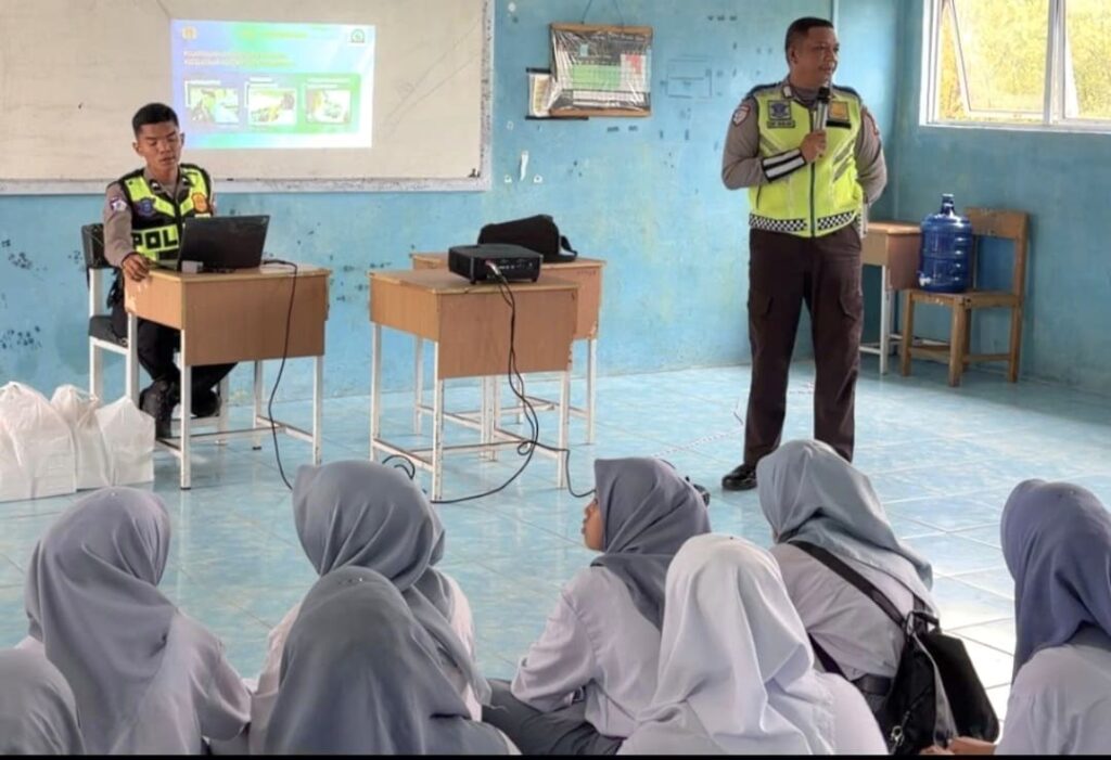 Satlantas Polres Lingga Edukasi Pelajar SMA, Tanamkan Budaya Tertib Berlalu Lintas Sejak Dini