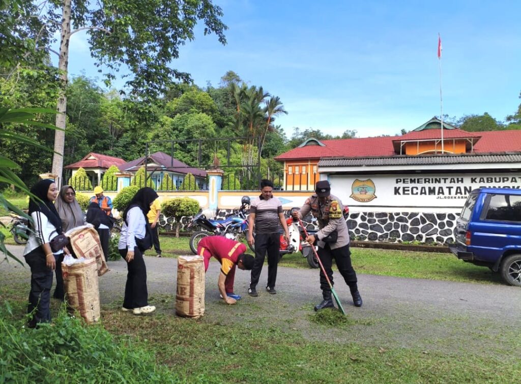 Polsek Singkep Barat, Kejari Lingga dan Warga Gotong Royong Perbaiki Jalan hingga Bersihkan Drainase