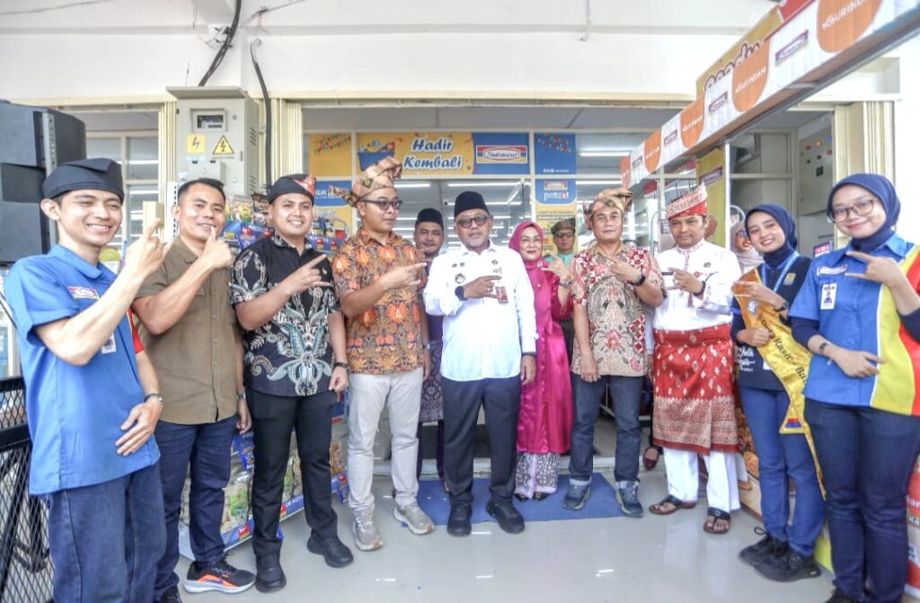 Lis Darmansyah Resmikan Indomaret Batu 10, Dorong Kemitraan dengan UMKM Lokal