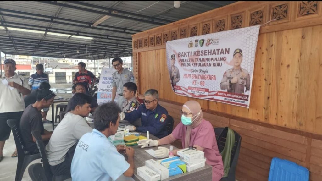 Sambut Hari Bhayangkara ke-80, Polresta Tanjungpinang Beri Layanan Kesehatan Gratis untuk Buruh Pelabuhan
