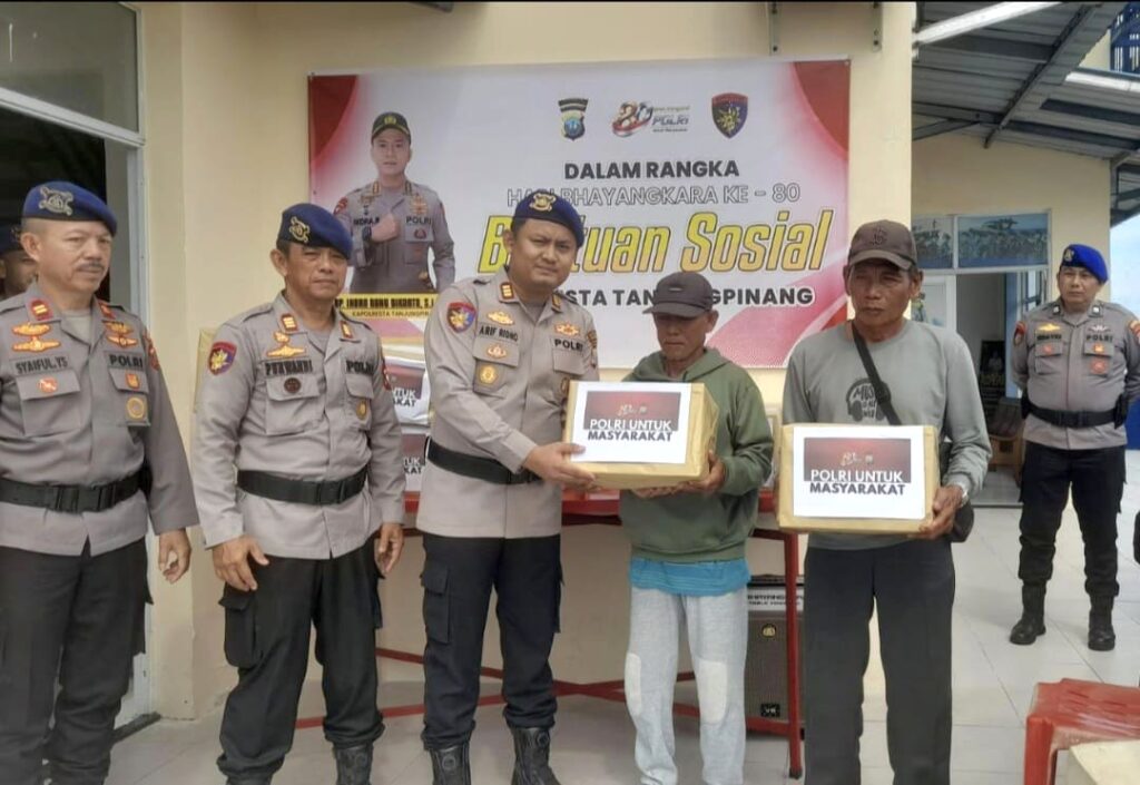 Sambut Hari Bhayangkara ke-80, Satpolairud Polresta Tanjungpinang Salurkan Bansos untuk Masyarakat Pesisir