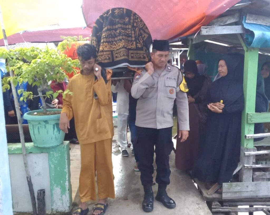 Bhabinkamtibmas Tanjung Unggat Takziah ke Rumah Duka Warga, Perkuat Kedekatan Polri dengan Masyarakat