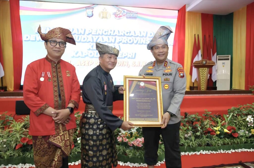 Kapolda Kepri Terima Penghargaan “Sekalung Budi” atas Dedikasi Lestarikan Gurindam 12 Raja Ali Haji