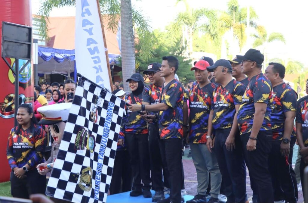 Meriahkan Hari Bhayangkara ke-80, Kapolresta Tanjungpinang Lepas Ratusan Peserta Fun Walk