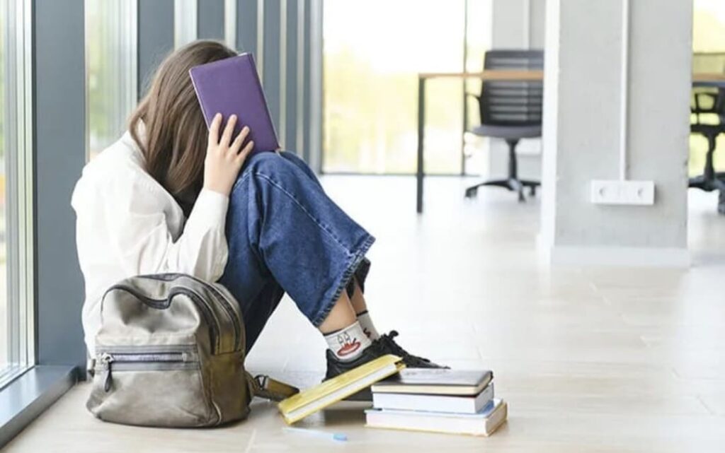 Di Balik Overthinking Generasi Z: Ketika Kecemasan Menjadi Cermin Zaman