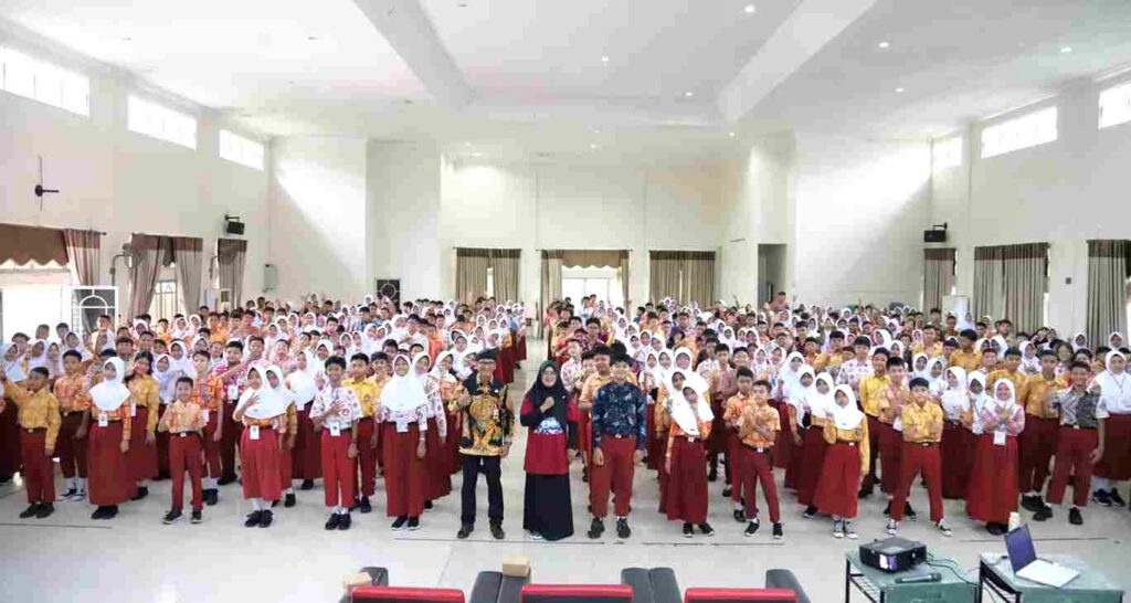 Kadis Kominfo Tanjungpinang Bekali Siswa SMPN 4 Literasi Digital, Ingatkan Jangan Sampai Dikendalikan Gawai