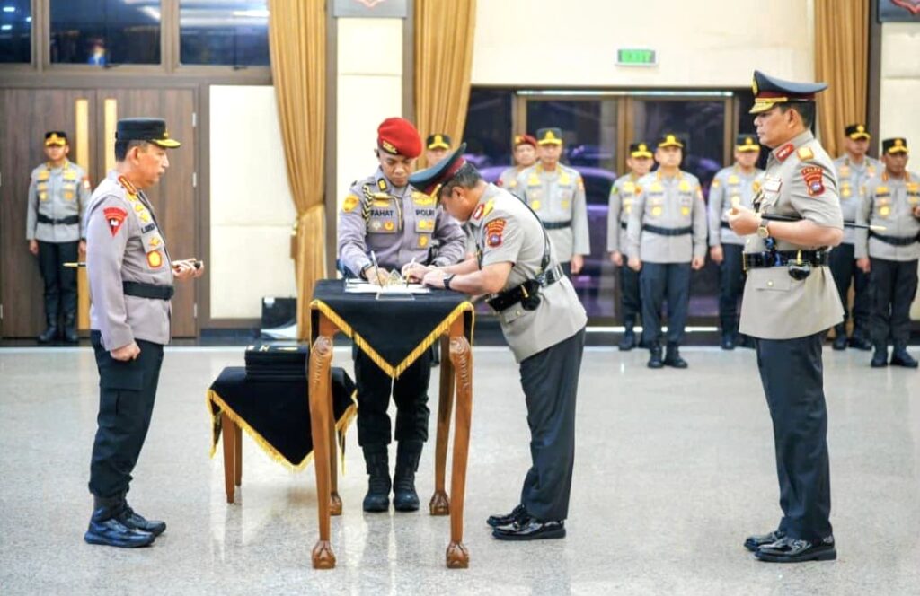 Kapolri Pimpin Sertijab Enam Kapolda, Tekankan Regenerasi Kepemimpinan dan Penguatan Kinerja Polri