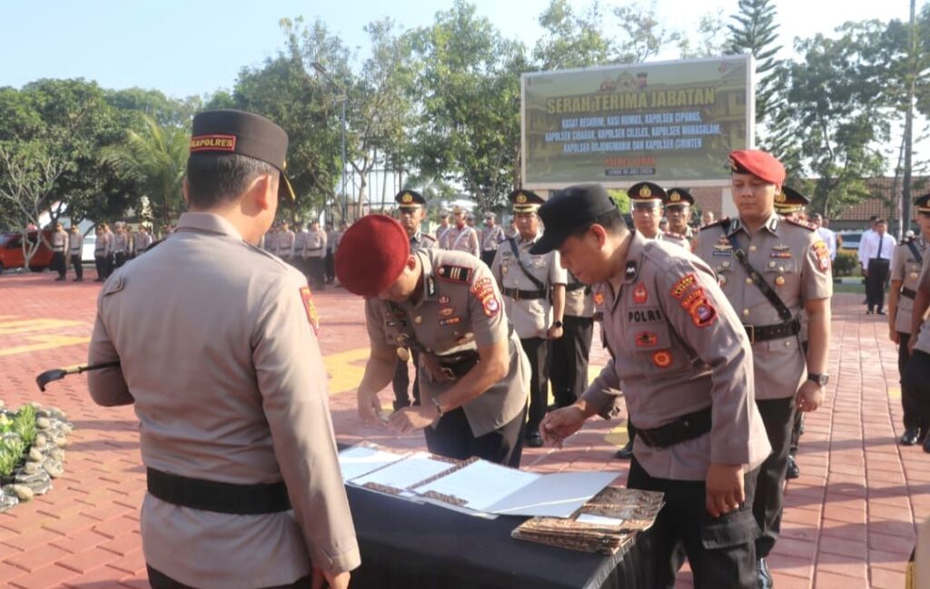 Kapolres Lebak Pimpin Sertijab Kasat Reskrim, Kasi Humas dan Enam Kapolsek