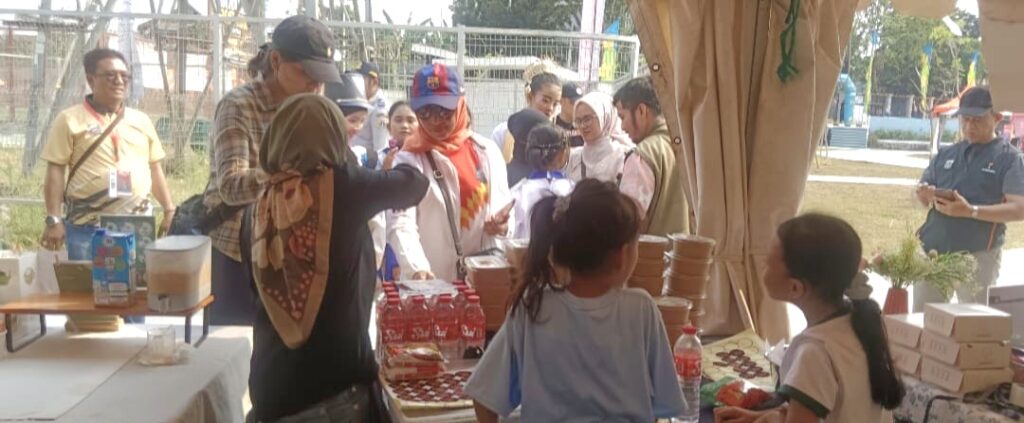 Jelang Final Mini Soccer Piala Wali Kota Jakbar, Iin Mutmainnah Sambangi Stan UMKM dan Dukung Ekonomi Lokal