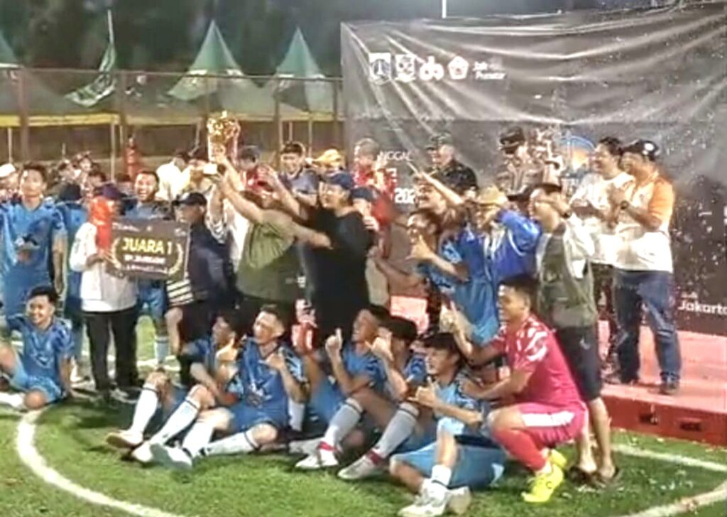 Pamos FC Juara Turnamen Mini Soccer Piala Wali Kota Jakarta Barat 2026, Iin Mutmainnah Serahkan Trofi