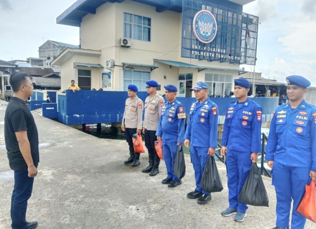 Satpolairud Polresta Tanjungpinang Salurkan 20 Paket Bansos kepada Masyarakat Pesisir Lewat Jumat Berkah