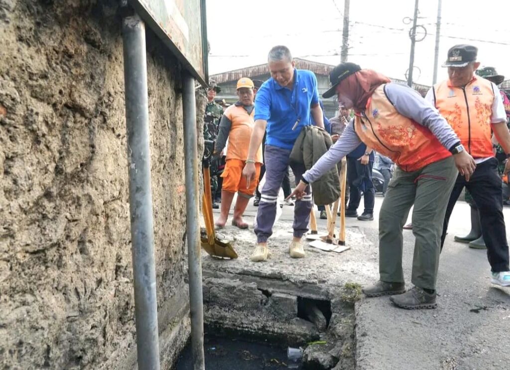 Jelang Musim Hujan, Pemkot Jakarta Barat Mulai Gerakan Grebek Lumpur untuk Cegah Banjir