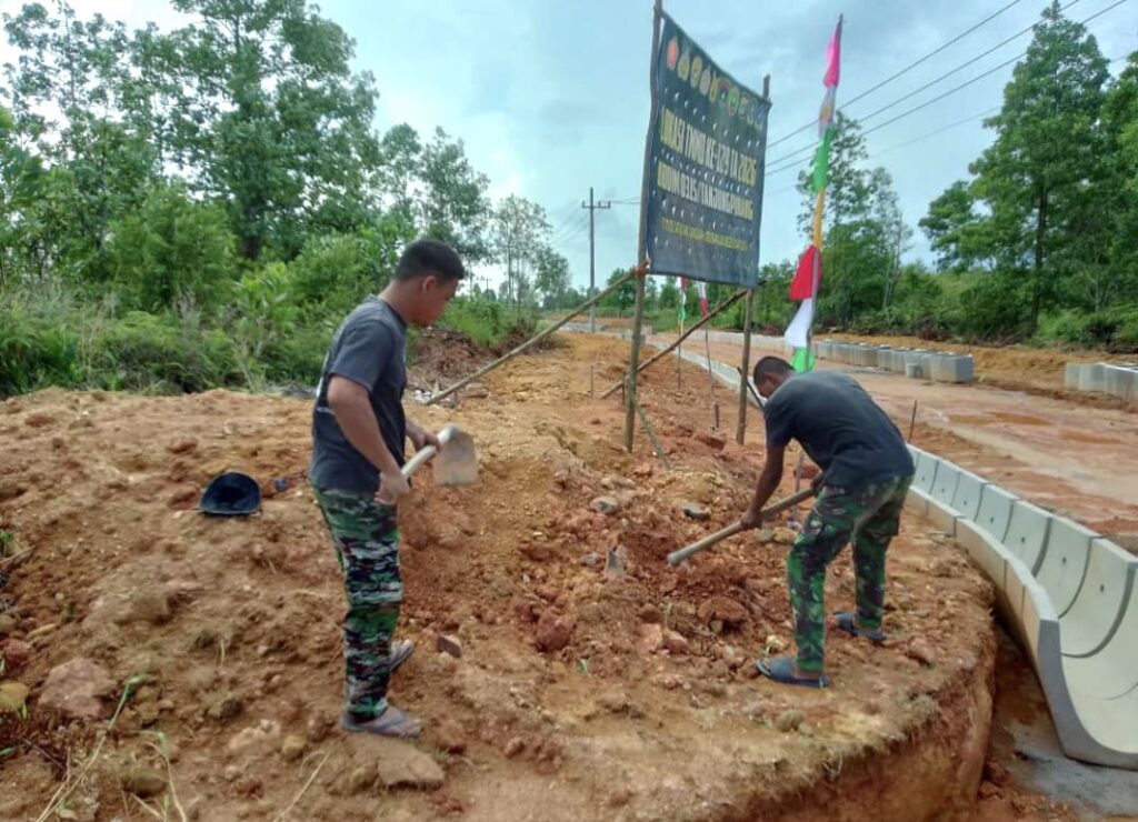 Satgas TMMD ke-129 Kodim 0315/Tanjungpinang Kebut Pembangunan Jalan dan Drainase di Desa Busung