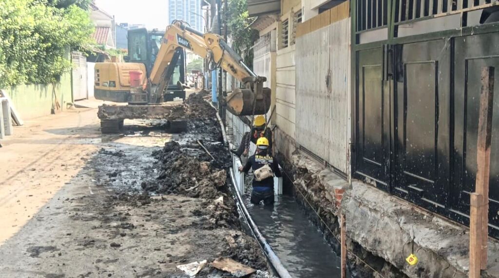 Proyek Saluran Air Sudin SDA Jakarta Barat Disorot, Warga Keluhkan Debu dan Metode Pekerjaan