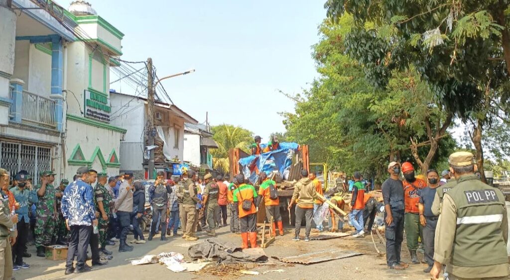 Pemkot Jakarta Barat Tertibkan Bangunan Liar dan Portal di Kapuk, Akses Jalan Kali Baru Timur Kembali Dibuka