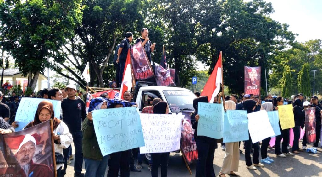 Ratusan Massa Geruduk DPRD Lebak, Desak Pengusutan Dugaan Pengeroyokan terhadap Uun