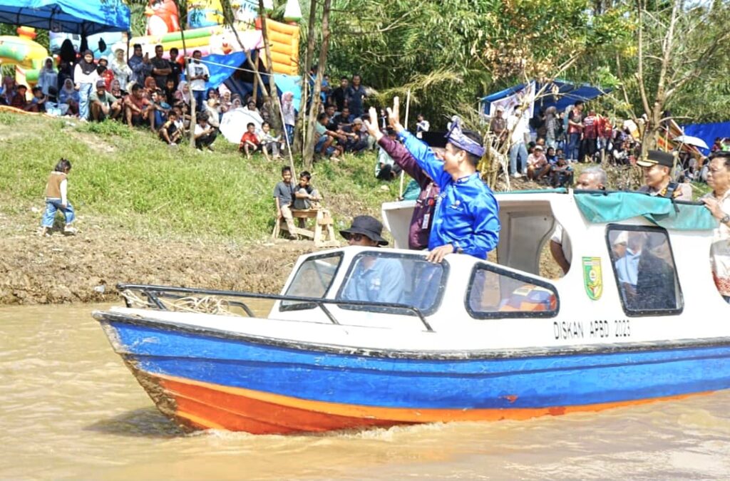 Naik Boat ke Pancang Start, Muklisin Disambut Meriah Ribuan Penonton Pacu Jalur Gunung Toar