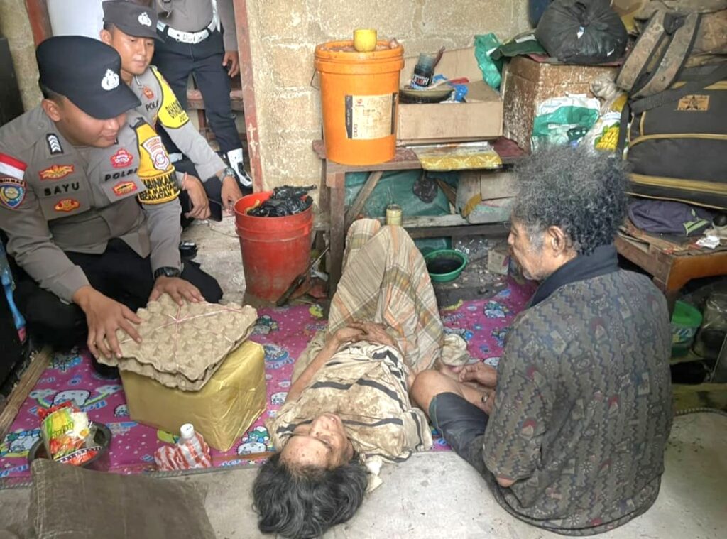 Polres Bintan Salurkan Bantuan untuk Pasangan Lansia yang Bertahan Hidup dari Rebusan Biji Cempedak