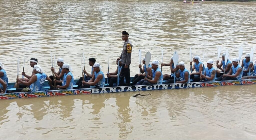 Bhabinkamtibmas Desa Bukit Pedusunan Jadi Timbo Ruang Pacu Jalur, Wujudkan Kedekatan Polri dengan Masyarakat