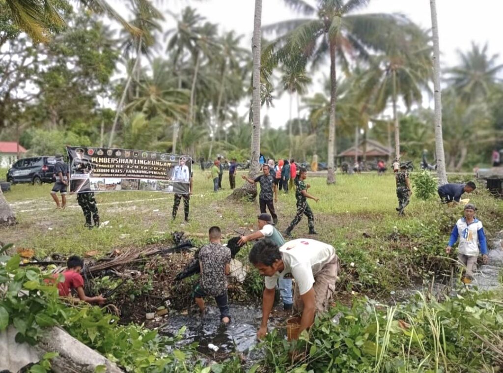 TMMD ke-129 Perkuat Semangat Gotong Royong, TNI-Polri dan Warga Bersihkan Lingkungan Desa Busung