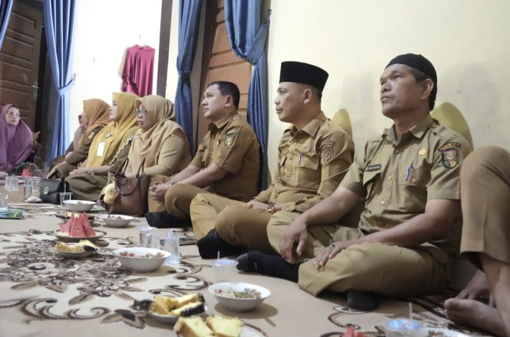 Plt Kadis Kominfoss Kuansing Bertakziah ke Rumah Duka Almarhumah Fauziah Yulianti