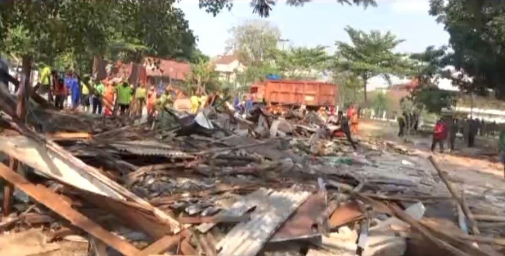 Pemkot Jakarta Barat Tertibkan 20 Lapak di Aset Pemerintah, Kawasan Dikembalikan Jadi Sarana Olahraga