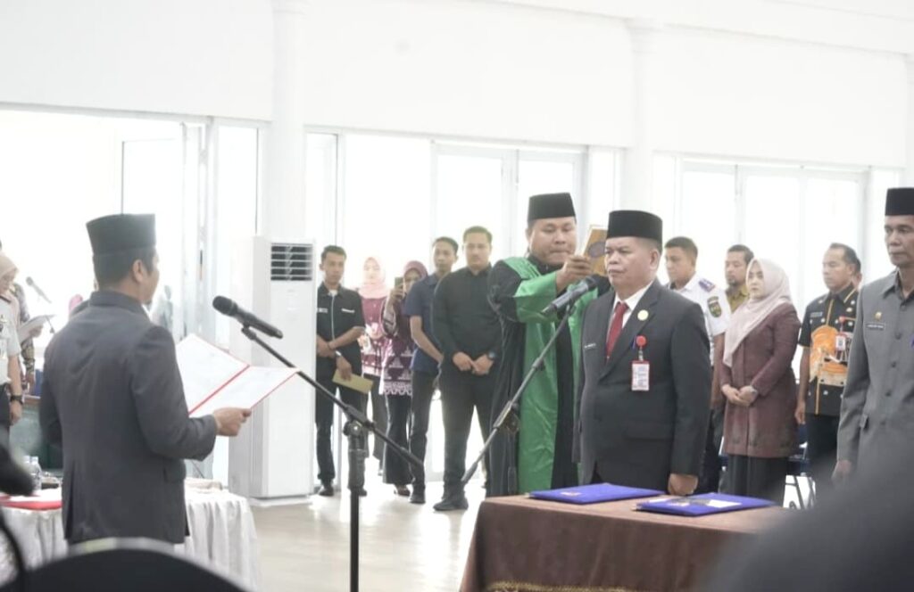 Muradi Resmi Dilantik sebagai Pj Sekda Kuansing, Muklisin Minta Birokrasi Makin Solid dan Bebas KKN