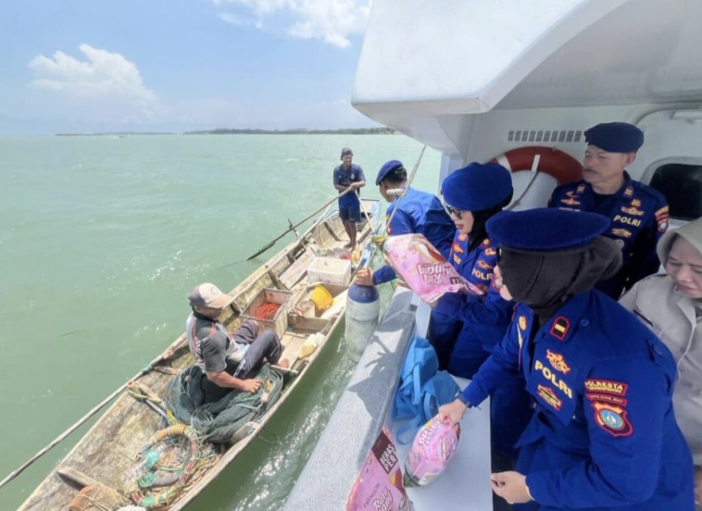 Jumat Berkah, Satpolairud Polresta Tanjungpinang Salurkan Bantuan Sosial kepada Masyarakat Pesisir