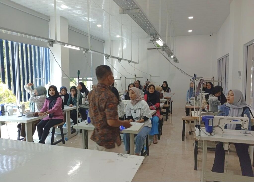 TMMD ke-129 Tak Sekadar Bangun Desa, Warga Teluk Sasah Dibekali Keterampilan Menjahit