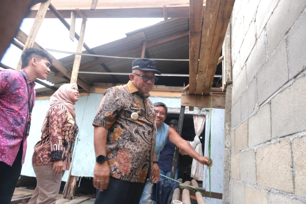 Lis Darmansyah Tinjau Program RTLH, Warga Tanjung Unggat Bersyukur Rumah Akhirnya Direhabilitasi
