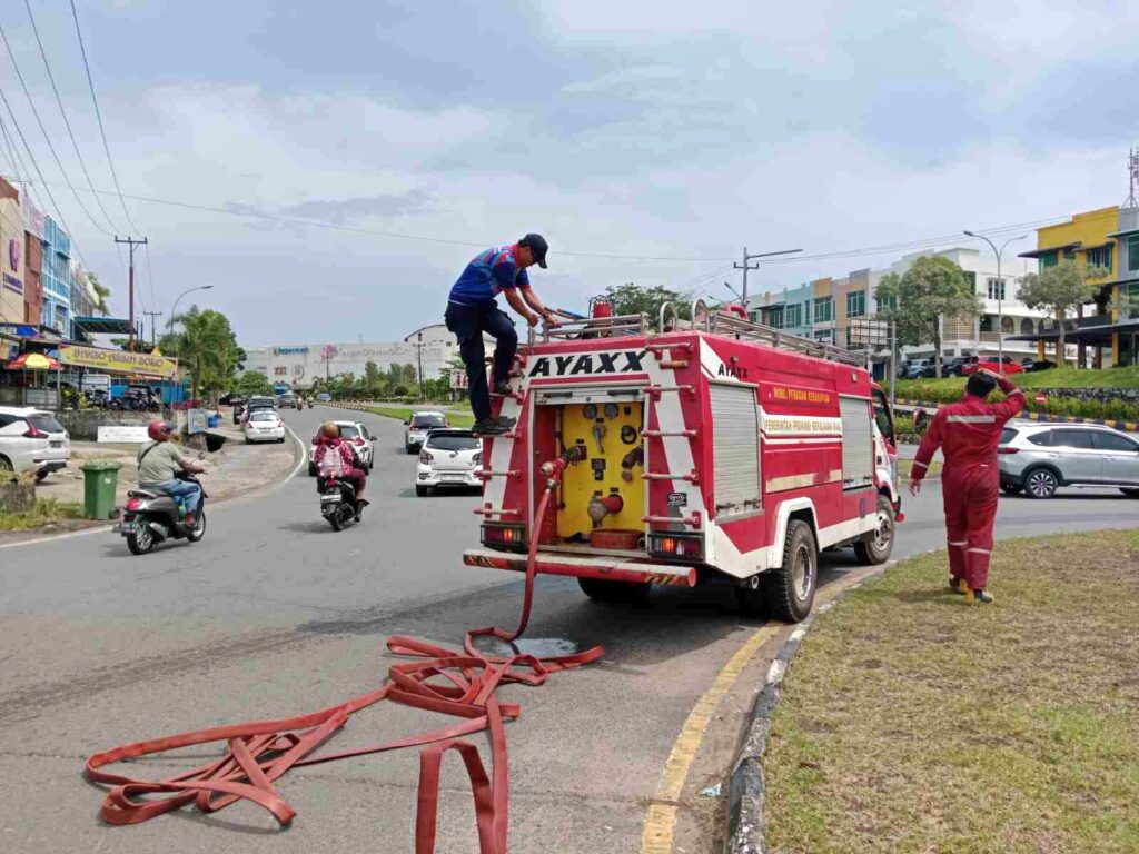 Dua Pemotor Terpeleset Akibat Tumpahan Minyak di Bundaran Morning Bakery, BPBD dan DPKP Bergerak Cepat