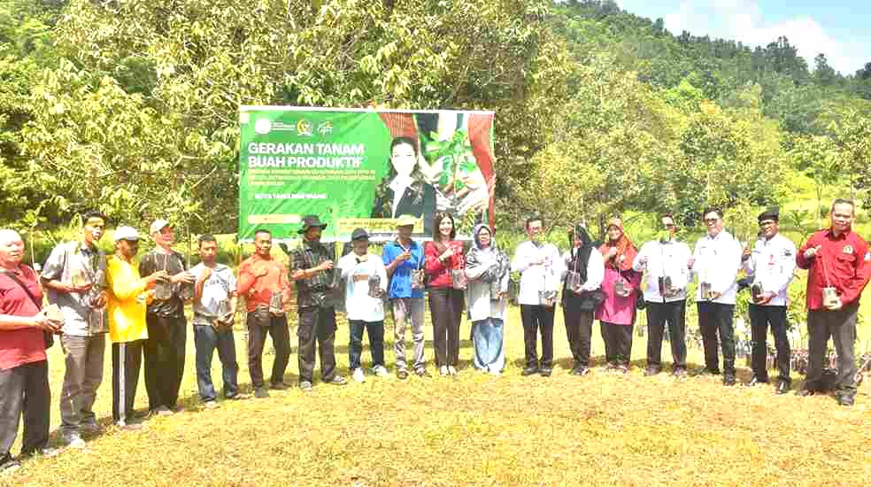 Raja Ariza dan Anggota DPD RI Ajeng Serahkan Bibit Buah Produktif untuk Kelompok Tani Tanjungpinang