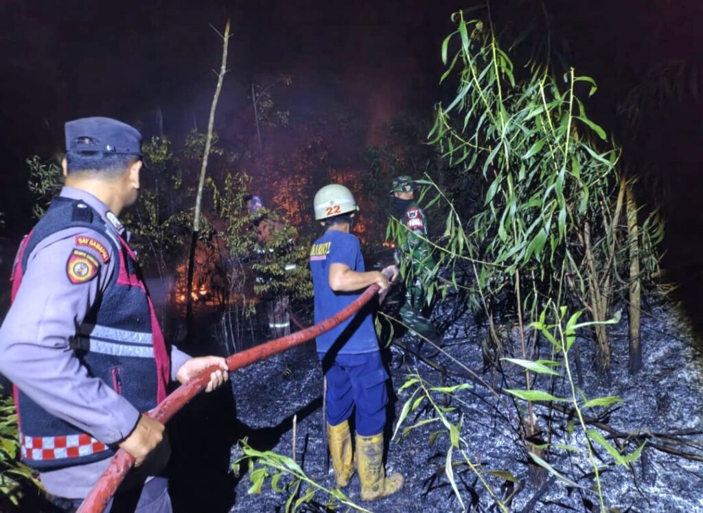 Gerak Cepat Polsek Tanjungpinang Kota Bantu Padamkan Kebakaran Lahan di Kampung Bugis