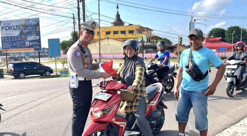 Sambut HUT ke-81 RI, Satlantas Polres Bintan Bagikan 200 Bendera Merah Putih kepada Masyarakat