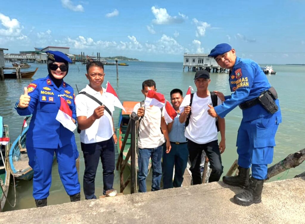 Satpolairud Polresta Tanjungpinang Bagikan Bendera Merah Putih, Perkuat Nasionalisme Masyarakat Pesisir