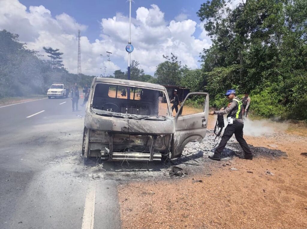 Respons Cepat Call Center 110, Polres Bintan Padamkan Mobil Terbakar di Teluk Bintan