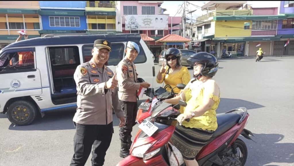 Polsek Tanjungpinang Kota Bagikan 300 Bendera Merah Putih, Kobarkan Semangat Nasionalisme Jelang HUT ke-81 RI