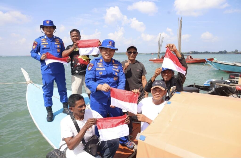 Ditpolairud Polda Kepri Bagikan 2.500 Bendera Merah Putih, Kobarkan Semangat Kemerdekaan di Wilayah Pesisir