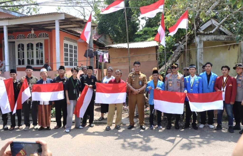 Kapolresta Tanjungpinang Bagikan 250 Bendera Merah Putih, Kobarkan Semangat Nasionalisme