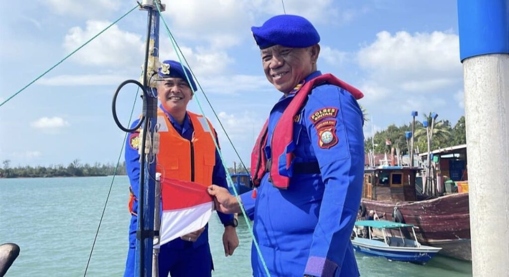 Satpolairud Polres Bintan Bagikan Bendera Merah Putih kepada Nelayan, Kobarkan Semangat Kemerdekaan di Wilayah Pesisir