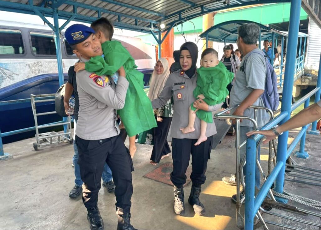Gerak Cepat Satpolairud Polresta Tanjungpinang Evakuasi Tujuh Korban Pompong Terbalik