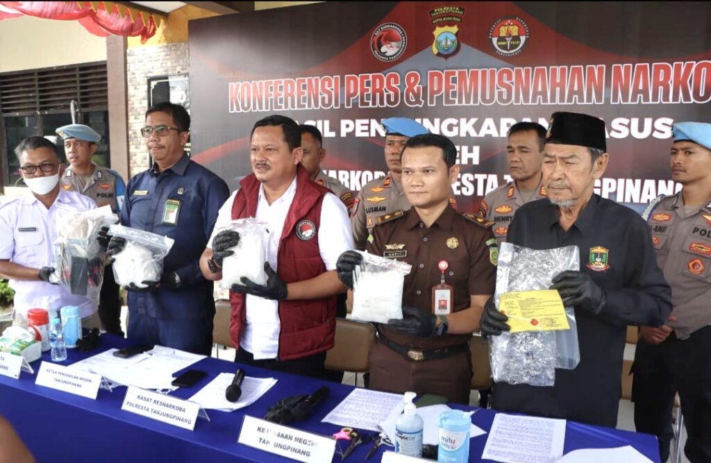 Polresta Tanjungpinang Musnahkan Hampir 3 Kilogram Sabu Asal Malaysia, Dua Tersangka Ditangkap