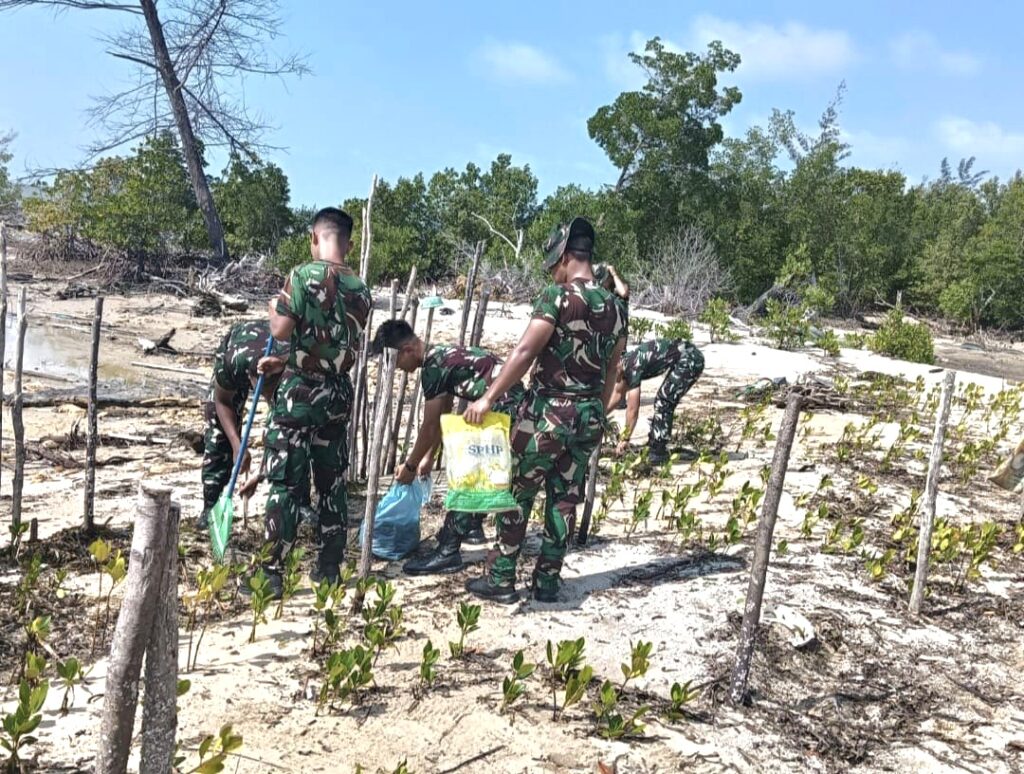 Satgas TMMD ke-129 Bersihkan Lokasi Penanaman Mangrove, Perkuat Pelestarian Pesisir Bintan