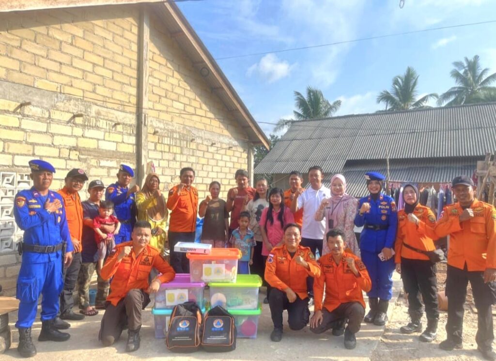 Satpolairud Polresta Tanjungpinang dan BPBD Salurkan Bantuan kepada Korban Pompong Terbalik