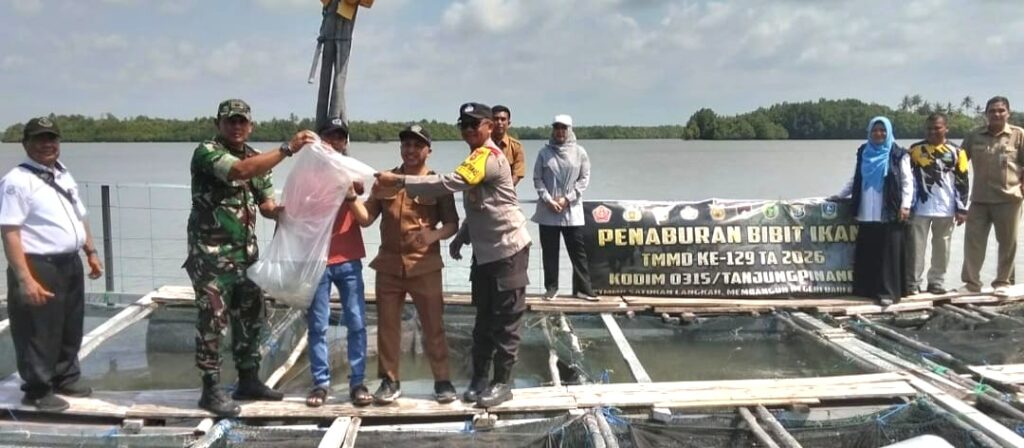 Satgas TMMD ke-129 Tebar 3.000 Bibit Kakap Putih di Bintan, Dukung Ketahanan Pangan