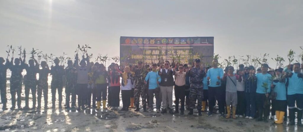 Cegah Abrasi, Satgas TMMD ke-129 Tanam Ribuan Mangrove di Pesisir Bintan