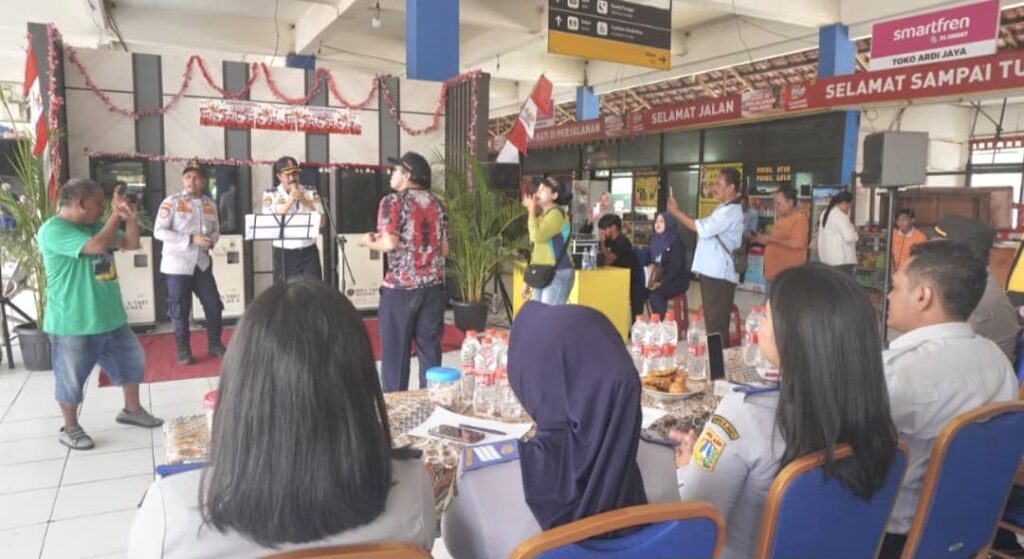 Meriahkan HUT ke-81 RI, Terminal Kampung Rambutan Gelar Lomba Tarik Bus hingga Balap Karung Pocong
