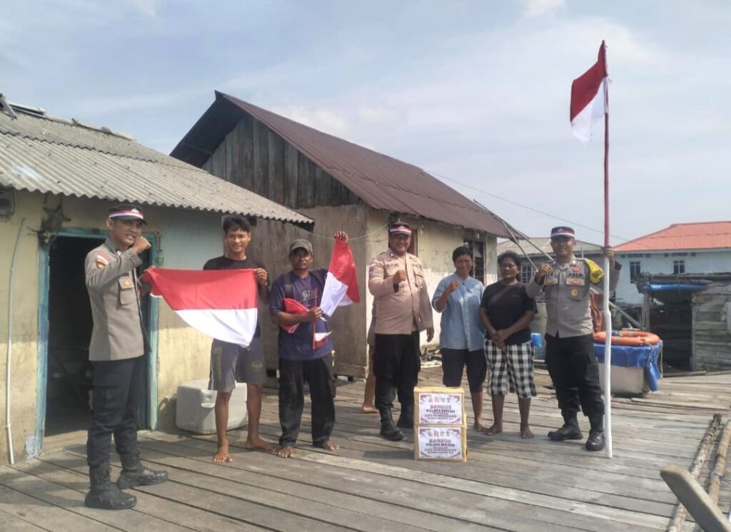 Jelang HUT ke-81 RI, Polsek Gunung Kijang Bagikan Merah Putih dan Sembako kepada Warga Suku Laut