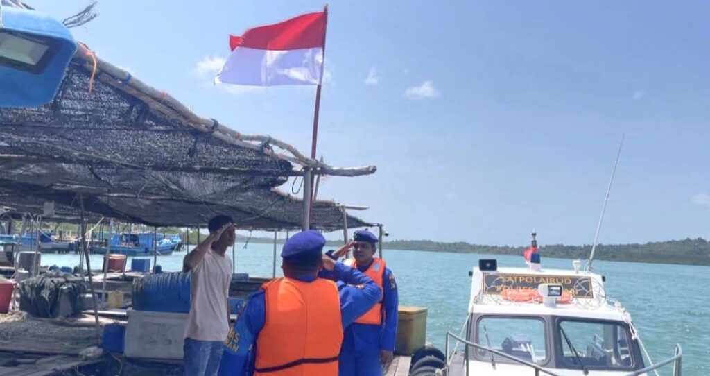 Merah Putih Berkibar, Satpolairud Polres Bintan Sambangi Nelayan Desa Kelong