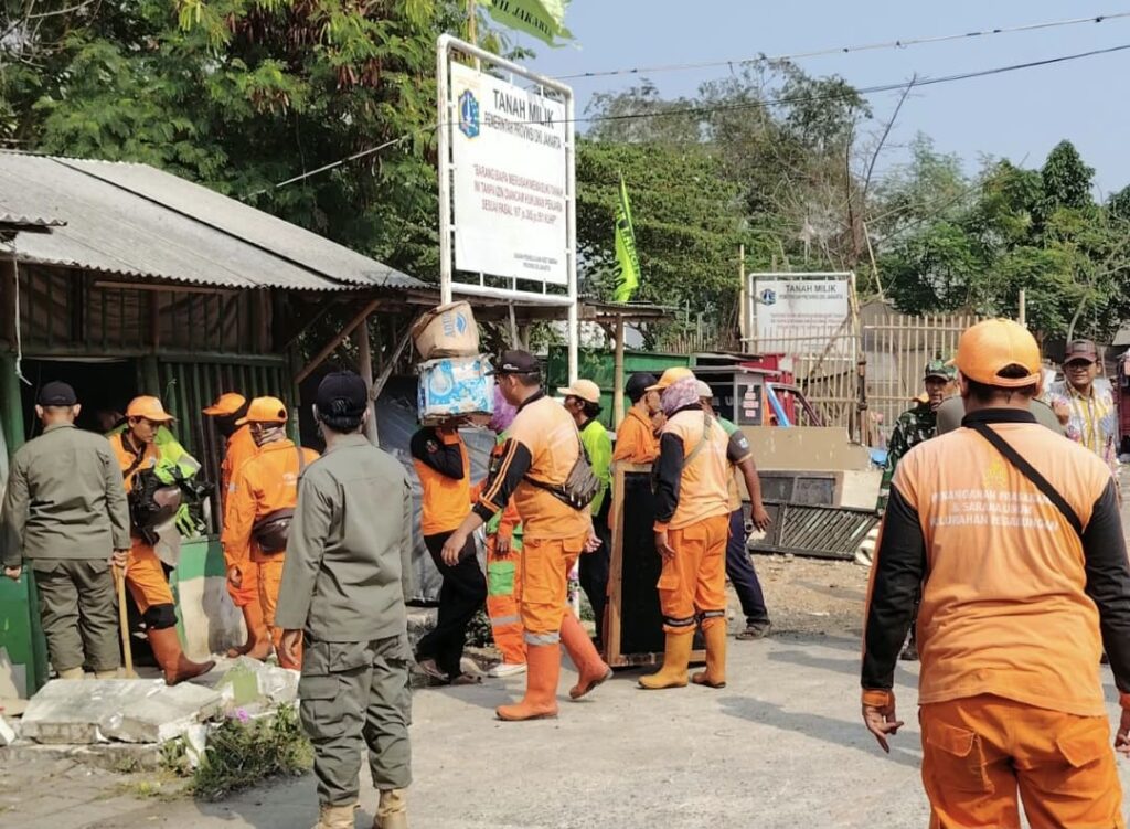 Pemprov DKI Tertibkan Dua Bangunan dan Tujuh Garasi di Lahan Aset Pegadungan